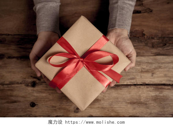 礼品盒礼物与红色丝带和回收纸包裹在七夕214情人节520情人节